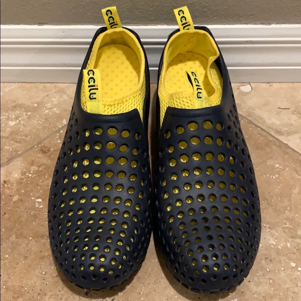 ccilu Lightweight Beach water Shoes